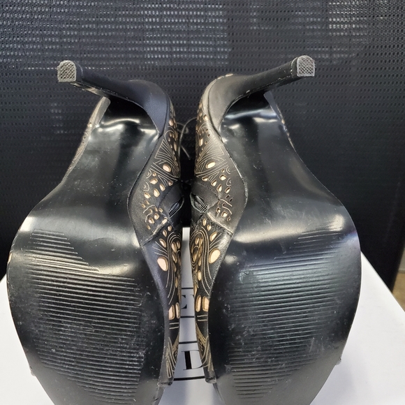 Shoe - Picture 4 of 5